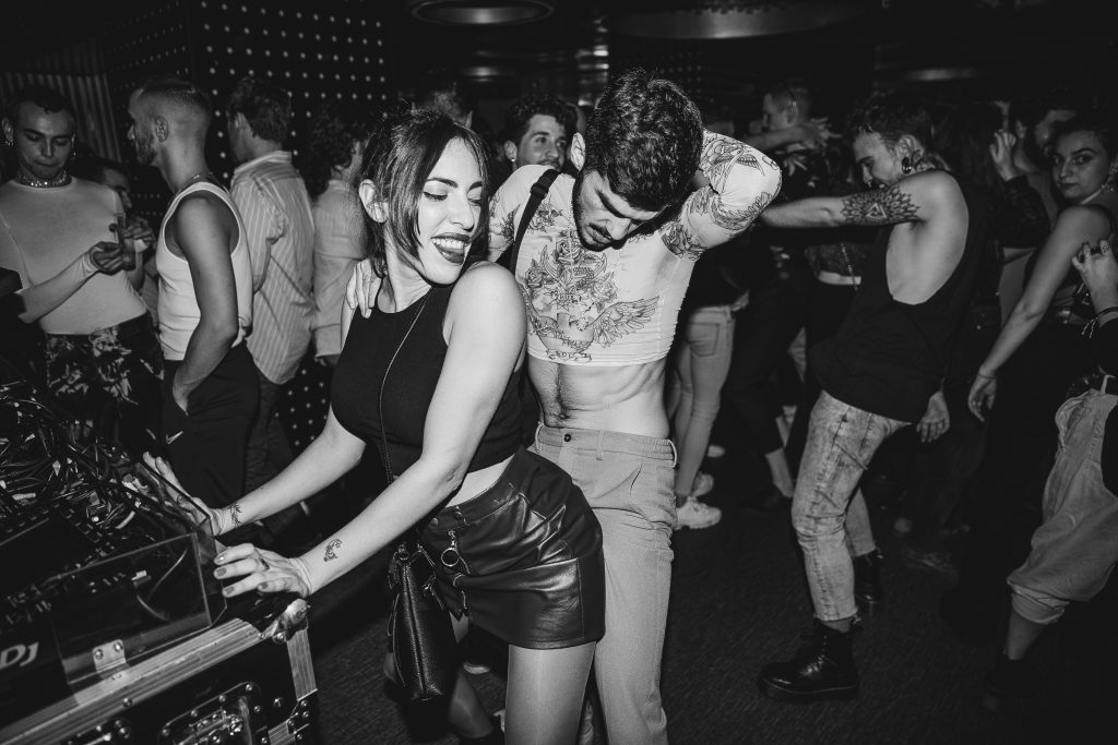 Gente perreando y disfrutando en la mejor fiesta gay party de madrid lgtbiq+ yass party