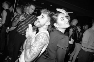 una pareja disfrutando en la mejor fiesta gay party de madrid lgtbiq+ yass party