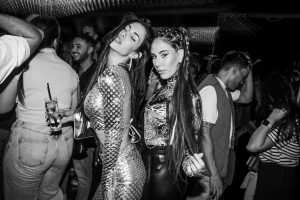 dos chicas posando en la mejor fiesta gay party de madrid lgtbiq+ yass party