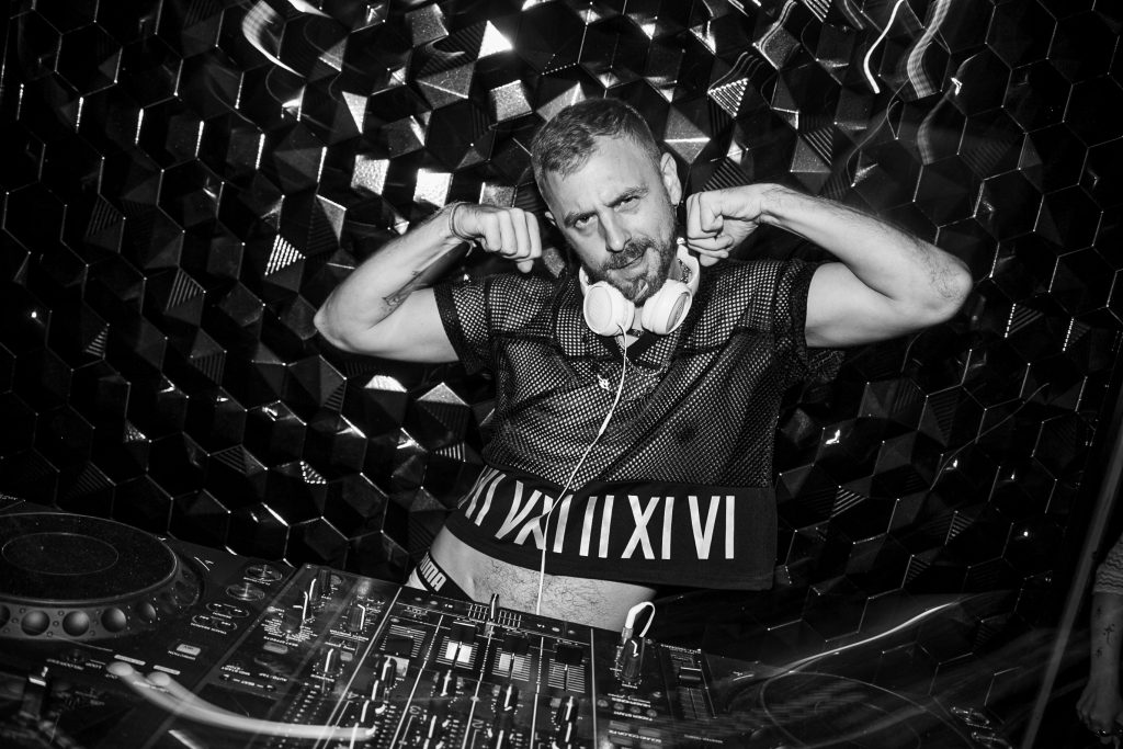 un dj pinchando en la pista de la mejor fiesta gay party de madrid lgtbiq+ yass party