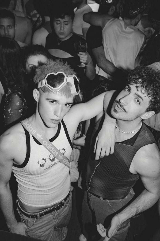dos chicos posando en la mejor fiesta gay party de barcelona lgtbiq+ yass party