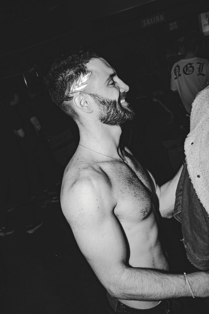 Gente bailando y disfrutando en la mejor fiesta gay party de madrid lgtbiq+ yass party