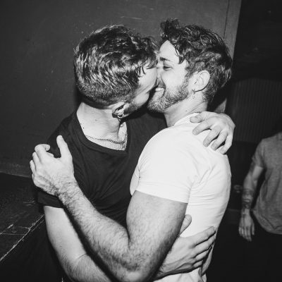 chicos besandose pista yass madrid gay