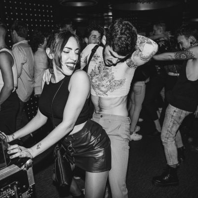 Gente perreando y disfrutando en la mejor fiesta gay party de madrid lgtbiq+ yass party