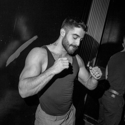 fiesta en discoteca gay madrid con chico bailando