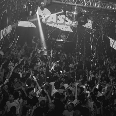 Gente bailando y disfrutando en la mejor fiesta gay party de madrid lgtbiq+ yass party