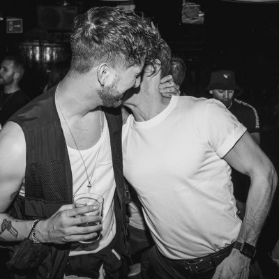 chicos besandose pista gay yass madrid