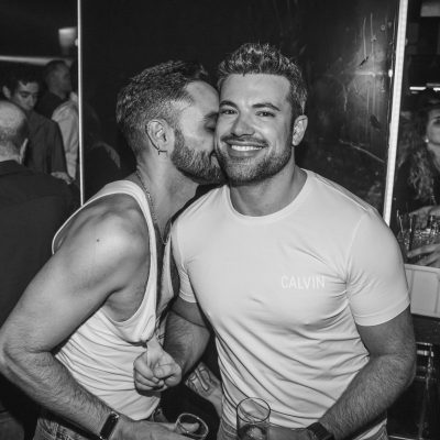 Gente bailando y disfrutando en la mejor fiesta gay party de madrid lgtbiq+ yass party