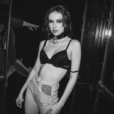 una chica posando en la queer party de madrid lgtbiq+ yass party