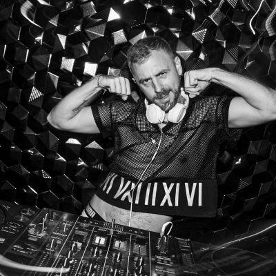 un dj pinchando en la pista de la mejor fiesta gay party de madrid lgtbiq+ yass party