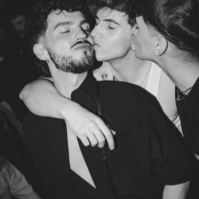 Gente bailando y disfrutando en la mejor fiesta gay party de Barcelona lgtbiq+ yass party