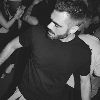 Gente bailando y disfrutando en la mejor fiesta gay party de Barcelona lgtbiq+ yass party