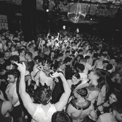 fiesta en discoteca gay madrid con publico bailando