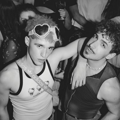 dos chicos posando en la mejor fiesta gay party de madrid lgtbiq+ yass party