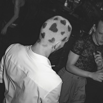 Gente bailando y disfrutando en la mejor fiesta gay party de madrid lgtbiq+ yass party