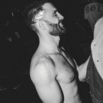 Gente bailando y disfrutando en la mejor fiesta gay party de madrid lgtbiq+ yass party