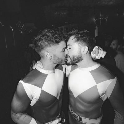 Gente bailando y disfrutando en la mejor fiesta gay party de madrid lgtbiq+ yass party