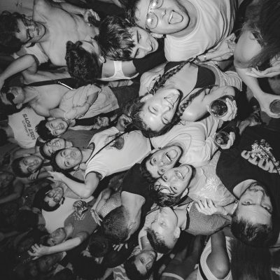 Gente bailando y disfrutando en la mejor fiesta gay party de madrid lgtbiq+ yass party