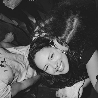 Gente bailando y disfrutando en la mejor fiesta lgbt party de madrid lgtbiq+ yass party