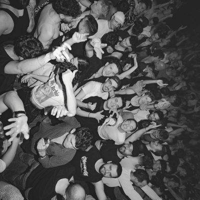 Gente bailando y disfrutando en la mejor fiesta gay party de madrid lgtbiq+ yass party