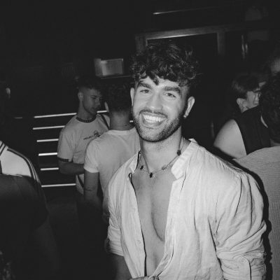 Gente bailando y disfrutando en la mejor fiesta gay party de madrid lgtbiq+ yass party