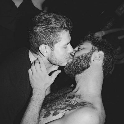 fiesta en discoteca gay madrid con dos chicos besandose