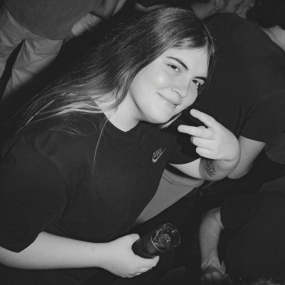 fiesta en discoteca gay madrid con chica bailando