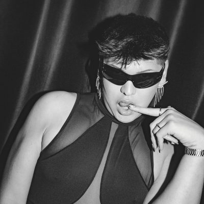 un chique queer posando la mejor fiesta gay party de madrid lgtbiq+ yass party