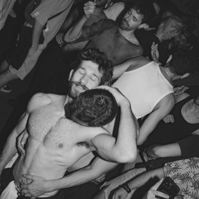Gente bailando y disfrutando en la mejor fiesta gay party de madrid lgtbiq+ yass party