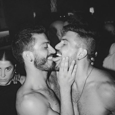 gnete en discoteca gay de madrid dos chicos besandose